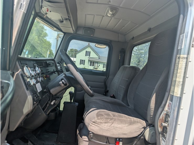 peterbilt-335-image-19