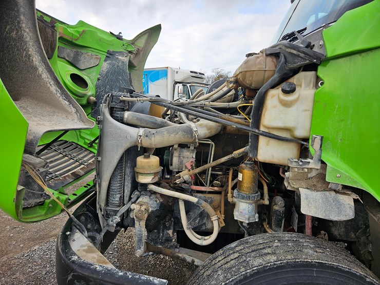 freightliner-columbia-112-image-51