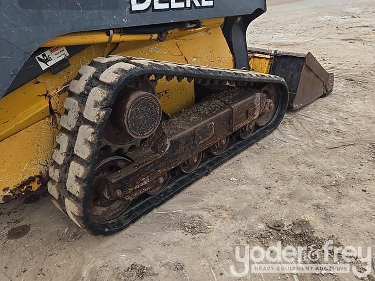 deere-323d-image-23