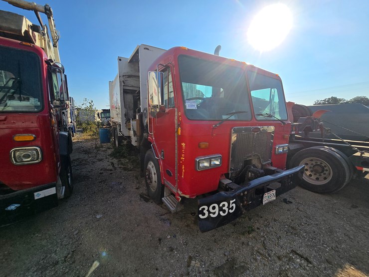 2002-peterbilt-320-image-1