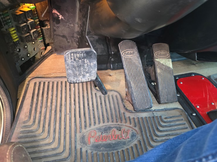 2005-peterbilt-379-image-100