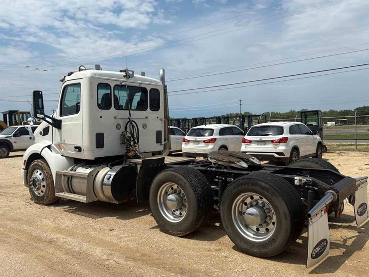 2016-peterbilt-579-image-9