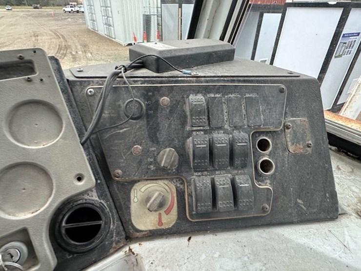 2004-capacity-tj7000-image-35