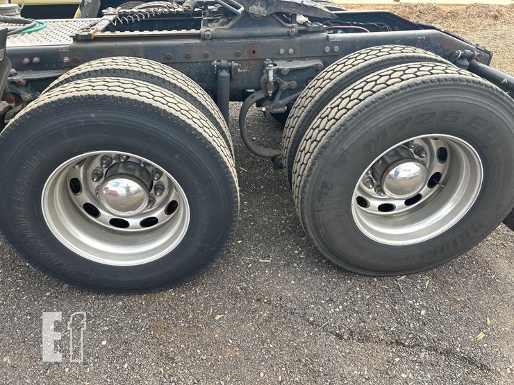 peterbilt-384-image-13