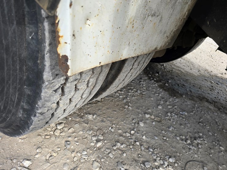 2005-peterbilt-320-image-73