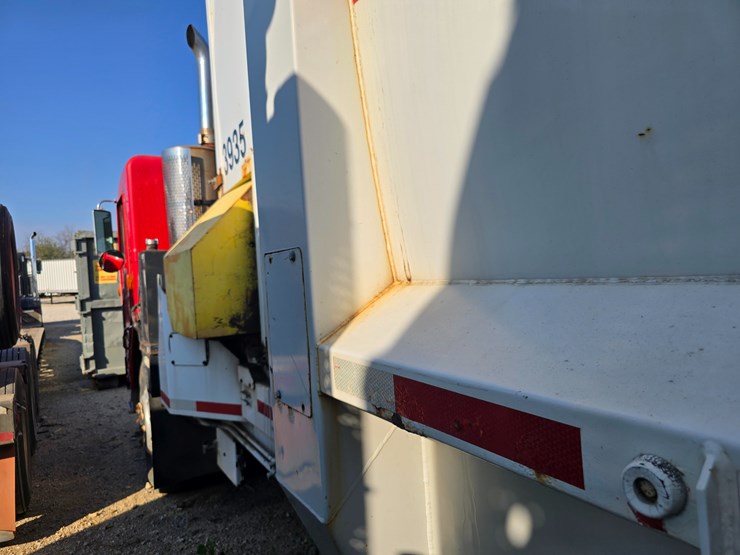 2002-peterbilt-320-image-22