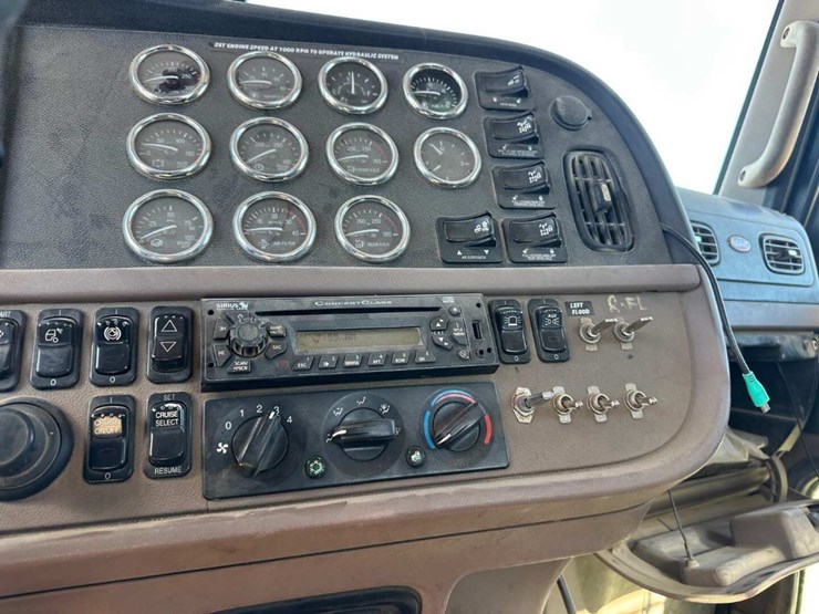 2012-peterbilt-388-image-9