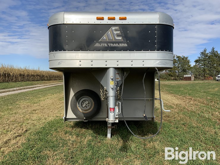 2019-elite-tri/a-gooseneck-livestock-trailer-image-2