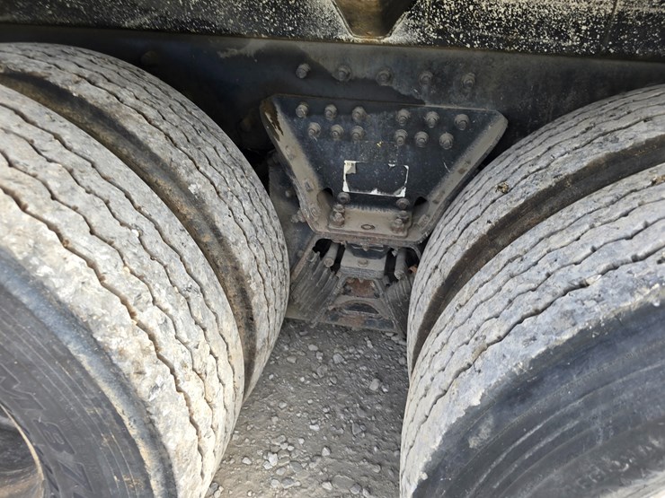 2005-peterbilt-320-image-74