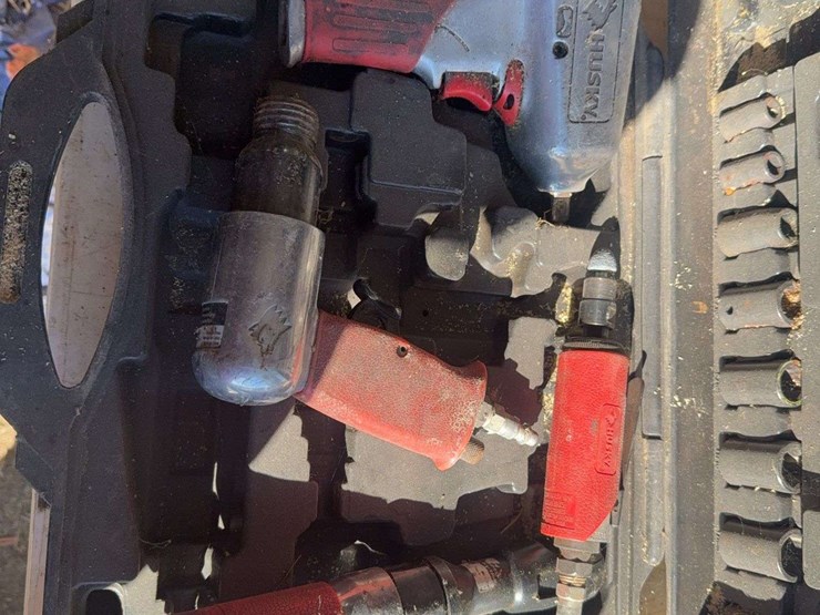 husky-air-tools,-3/8"-&-1/4"-impact-ratchets,-air-hammer,-sockets-image-1