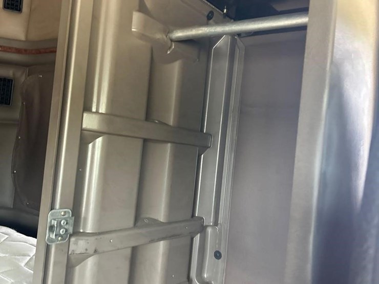 peterbilt-384-image-39