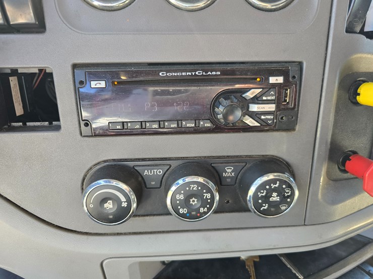 peterbilt-579-image-77