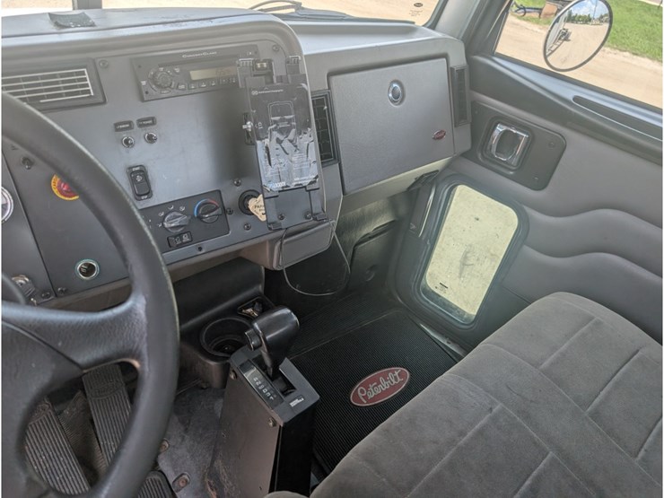 peterbilt-335-image-23