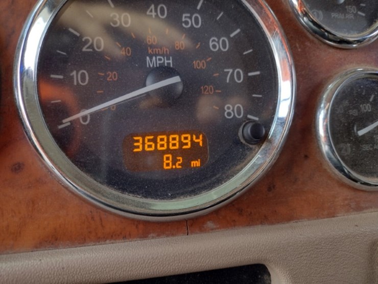 peterbilt-365-image-8