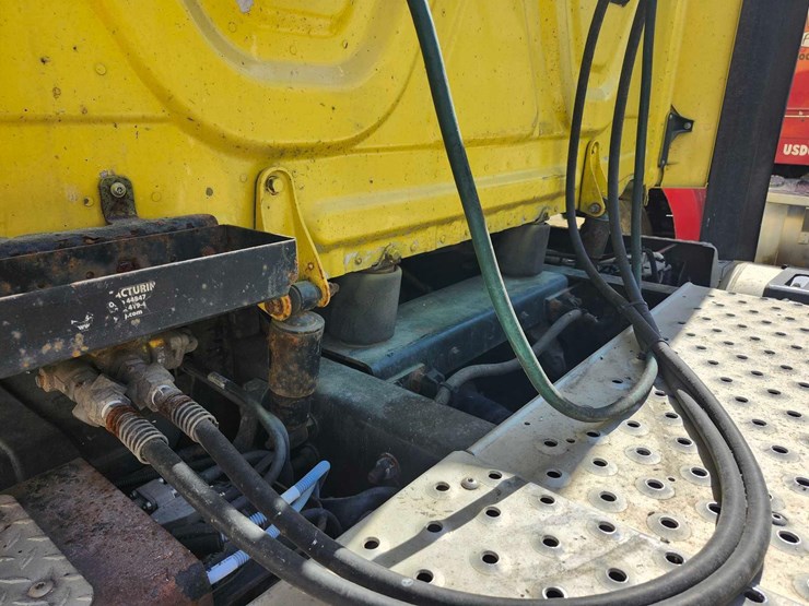 2016-freightliner-semi,-tag-#646-image-7