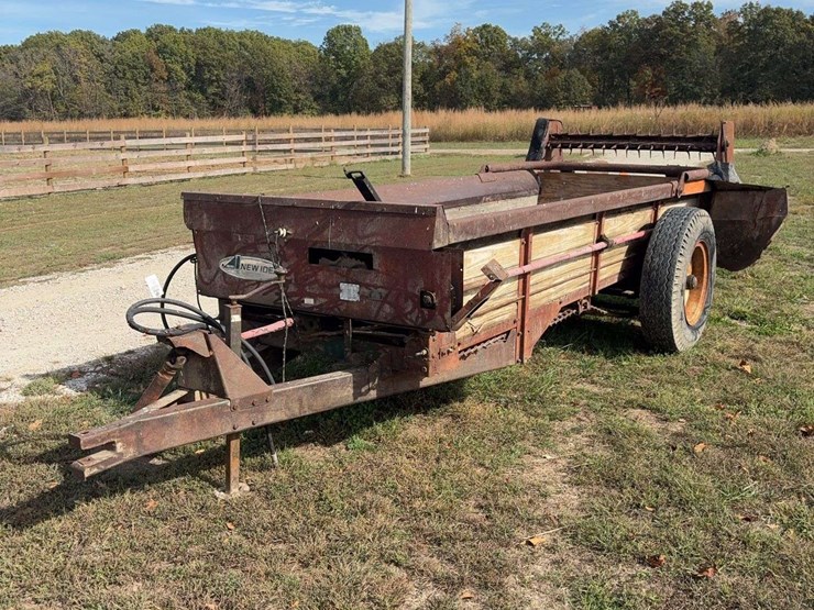 new-idea-manure-spreader,-single-axle,-wood-floor,-540pto,-has-a-hole-in-floor,-is-in-working-order,-just-needs-a-new-floor,-hyd.-slop/end-gate,-rear-beater-image-1