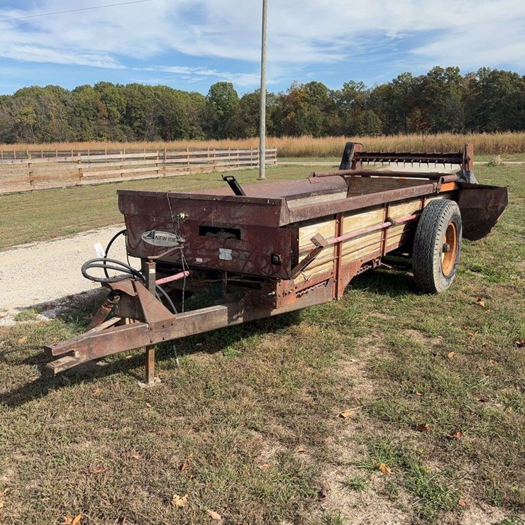 New Idea Manure Spreader, single axle, wood floor, 540pto, has a hole in floor, is in working order, just needs a new floor, hyd. Slop/end gate, rear beater
