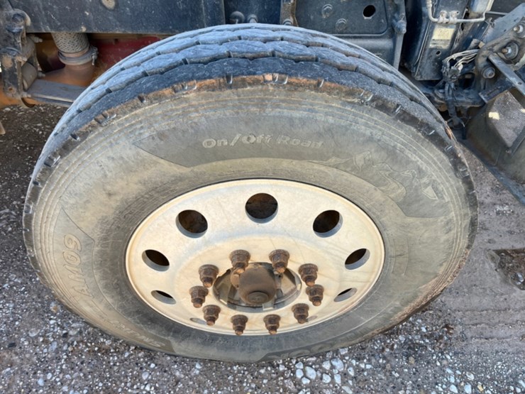 2012-peterbilt-367-image-11