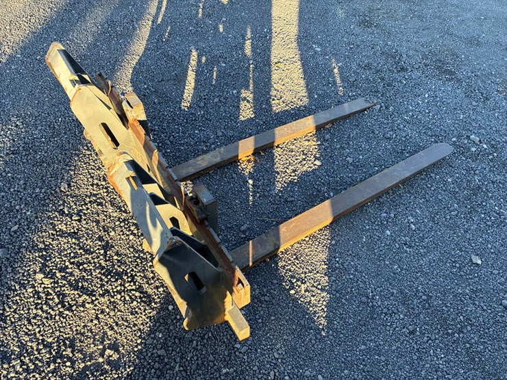 #122464-•-cnh-60"-quick-attach-ldr-forks-image-9