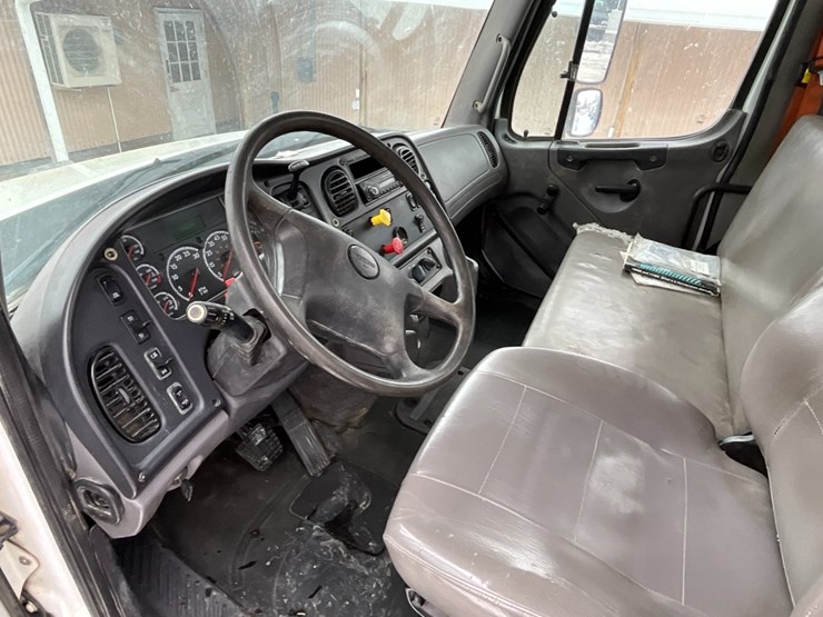 freightliner-114sd-image-17