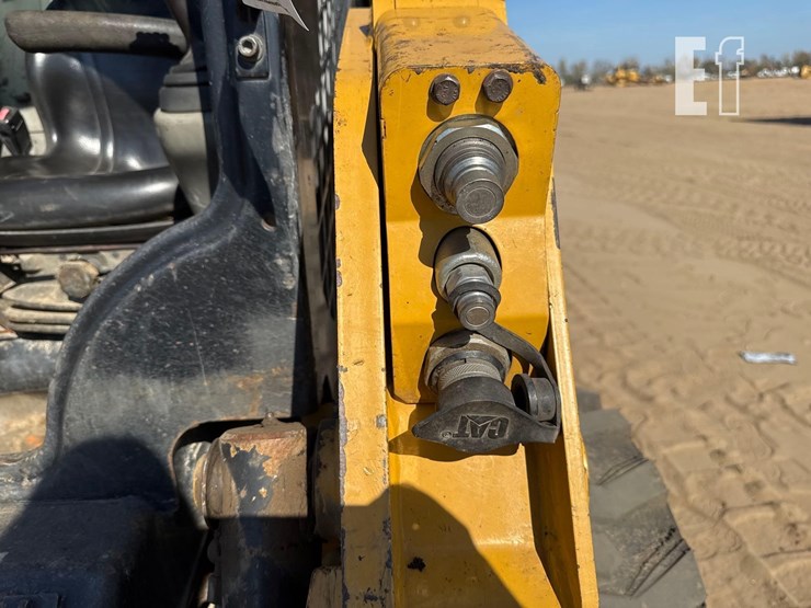 2019-caterpillar-226d-image-16