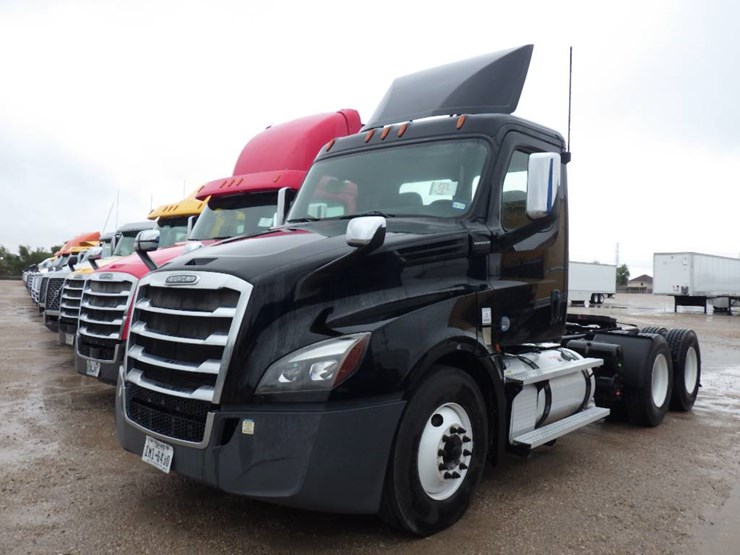 2020-freightliner-cascadia-126-image-1