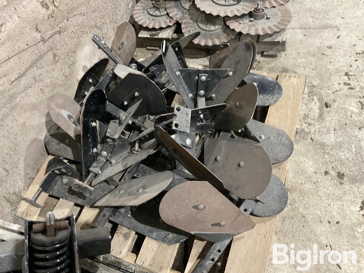 hiniker-cultivator-hiller/ridge-attachment-image-4