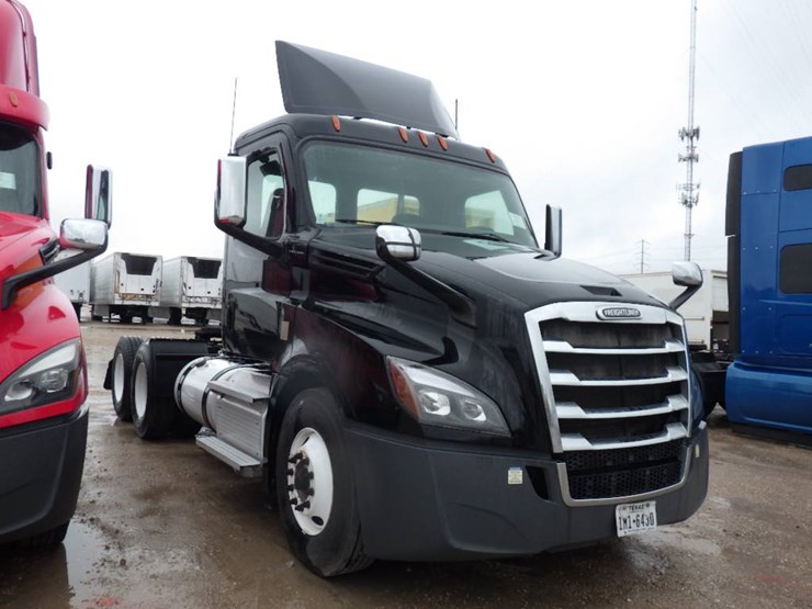 2020-freightliner-cascadia-126-image-3