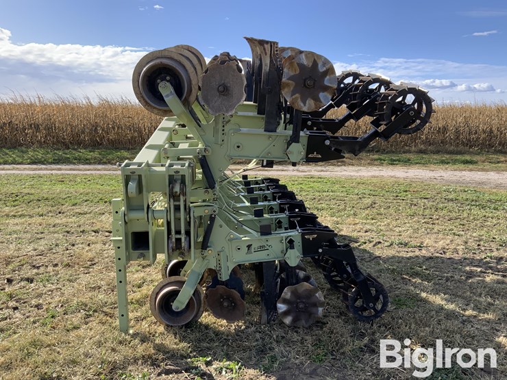 2013-orthman-12r30”-1tripr-strip-till-machine-image-8