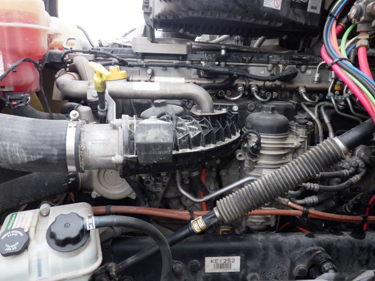 2019-freightliner-cascadia-126-image-25