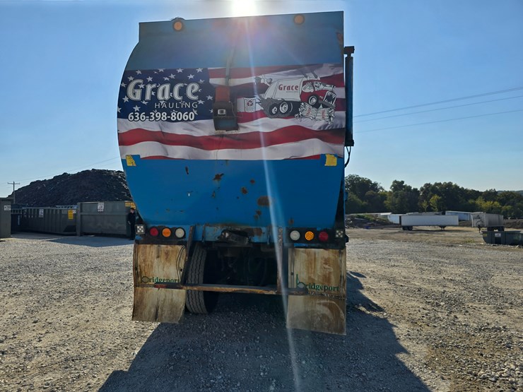 2013-peterbilt-320-image-16