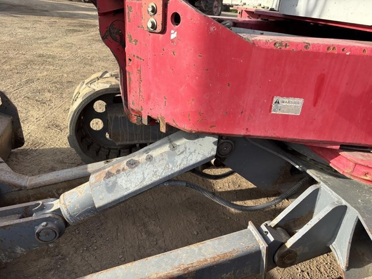 2012-takeuchi-tb180fr-image-22