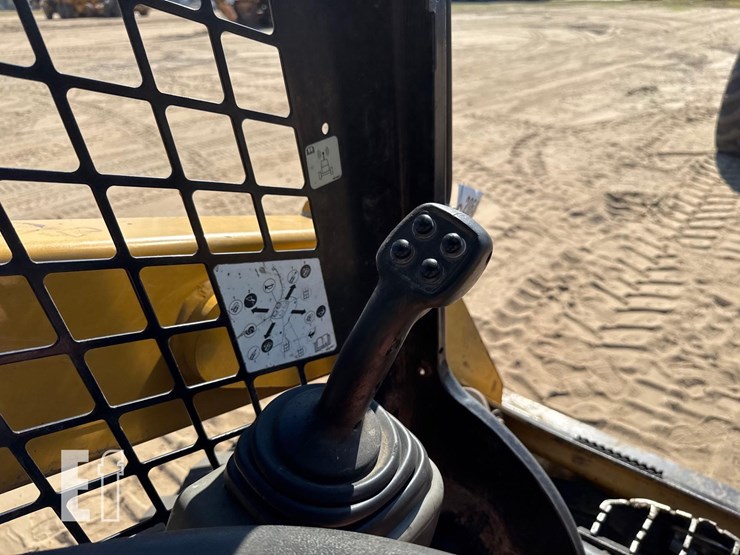 2019-caterpillar-226d-image-26