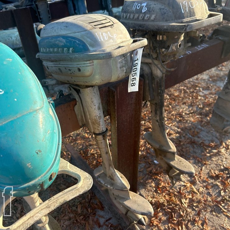 VINTAGE EVINRUDE MOTOR