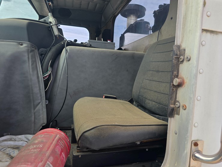 2003-peterbilt-320-image-67