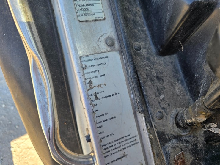 2013-peterbilt-320-image-36