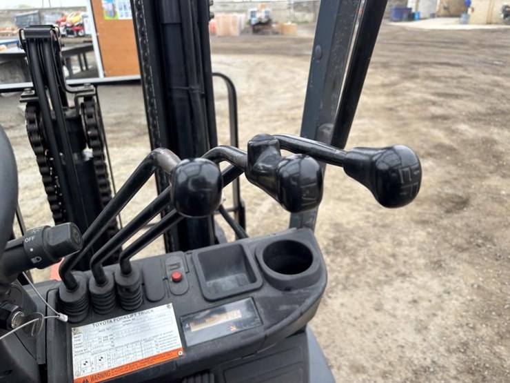 2011-toyota-8fgcu30-image-23