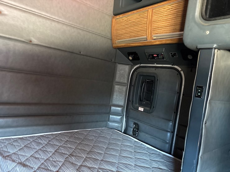 2002-peterbilt-379-image-17