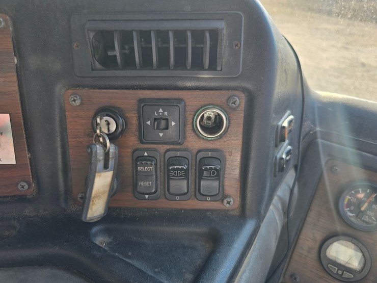 2013-peterbilt-320-image-49