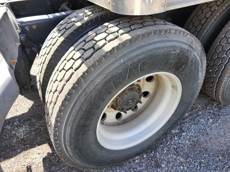 2016-freightliner-semi,-tag-#646-image-8