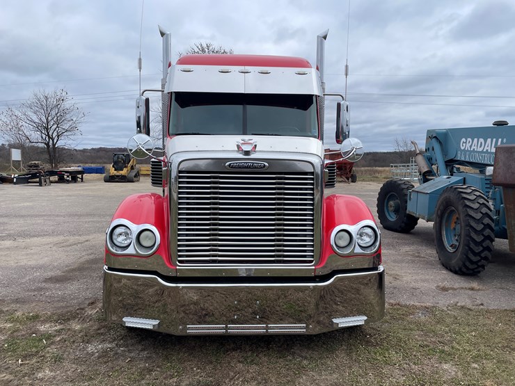 #1043-•-2009-freightliner-semi-(wi-title-in-delay)-image-2