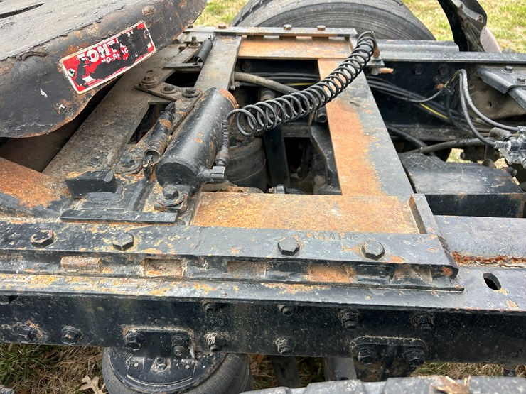 #95-•-volvo-semi-image-36