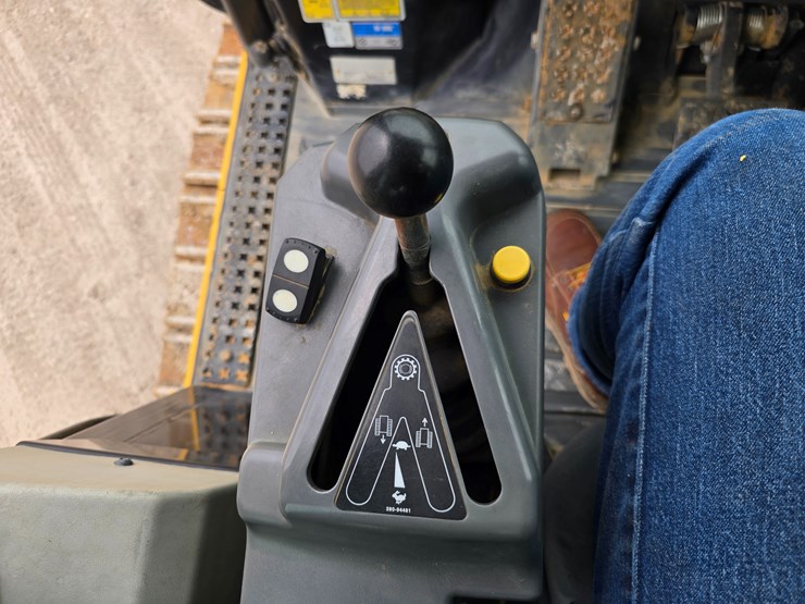 caterpillar-953d-image-111