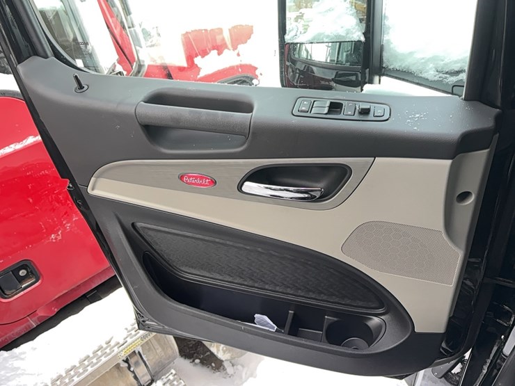 peterbilt-567-image-26