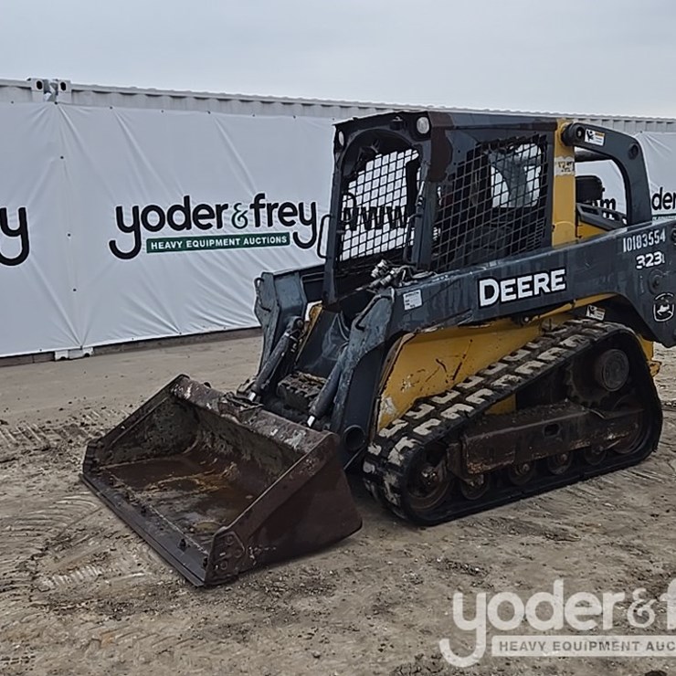 DEERE 323D