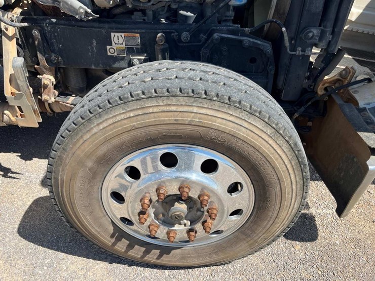 2012-peterbilt-388-image-11