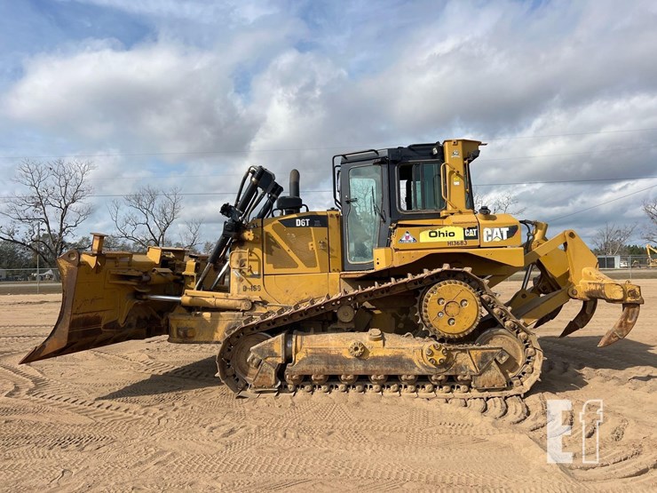 2014-caterpillar-d6t-xl-image-1