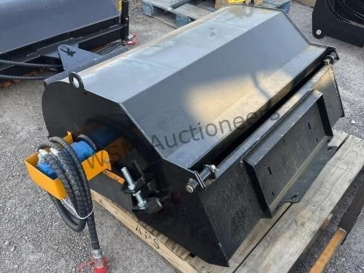 2025-giyi-bs43-boxbroom-for-stand-up-skid-steer-image-3