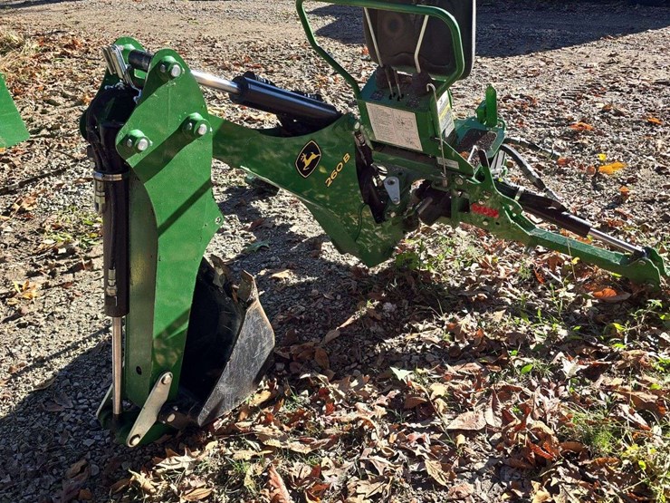 john-deere-260b-3pt-backhoe,-seat,-hyd.-driven,-with-12''-bucket,-low-use,-out-riggers-image-1