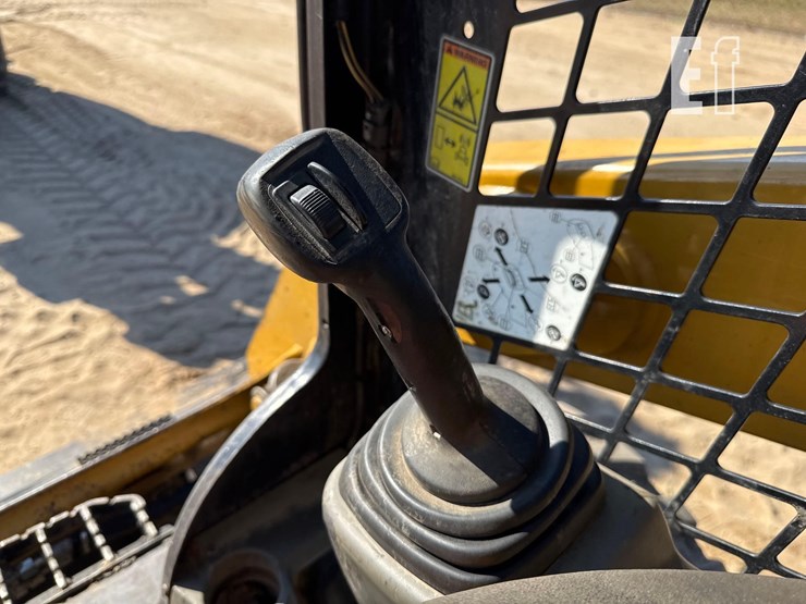 2019-caterpillar-226d-image-27